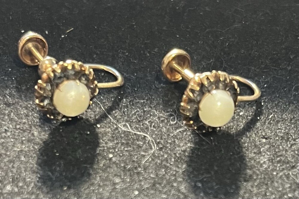 Vintage 10k screw back earrings with pearl and rhinestone . 1.85 grams